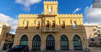 Bari quell'antica dimora sul mare che sembra un piccolo castello: e l'eclettica Villa Rosa